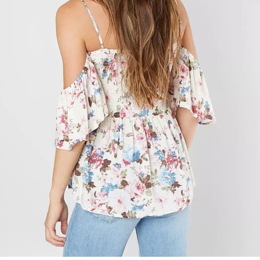 Gimmicks by BKE Buckle Floral Smocked Top - Picture 3 of 10